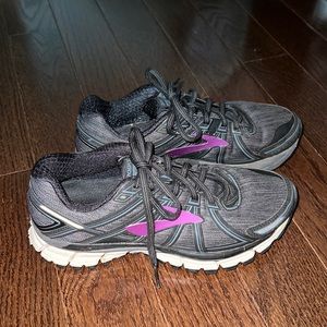 Women’s brooks size 7.5